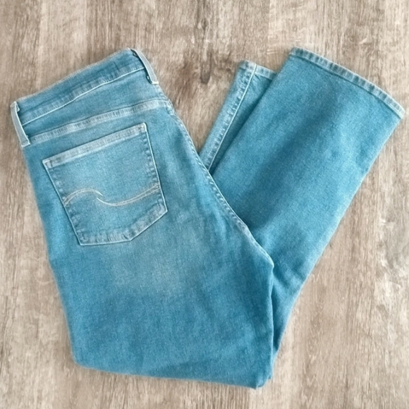 Levi Heritage High Rise Straight - Picture 2 of 7